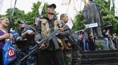 Militantes pró-russos patrulham na celebração do referendo independentista.