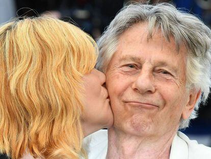 A atriz Emmanuelle Seigner beija a seu marido, Roman Polanski, antes da coletiva de imprensa de 'D'Après une histoire vraie'.