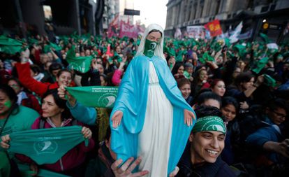 Partidárias do aborto legal erguem uma Virgem com o lenço verde, cor que identifica a campanha em favor do sim