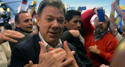 Juan Manuel Santos festeja o triunfo com seus seguidores