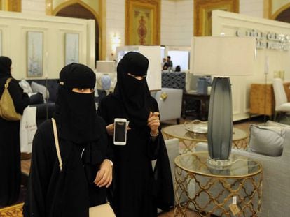 Mulheres sauditas visitam uma feira de design de interiores em Jeddah.