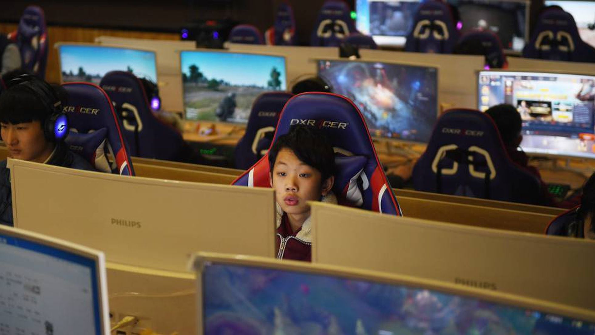 Menino jogando um jogo online com seus amigos