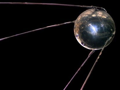 "Um pequeno passo para o homem, um grande passo para a humanidade". É provavelmente a frase que melhor resume a conquista do espaço e foi dita por Neil Armstrong na Lua, no dia 20 de julho de 1969. Esses pequenos passos começaram, no entanto, no lado rival. A União Soviética marcou o primeiro tento da corrida espacial (o lado mais amável da Guerra Fria). Seu 'Sputnik 1' tornou-se o primeiro objeto a ser lançado ao espaço e entrar na órbita da Terra. Aconteceu no dia 4 de outubro de 1957. O primeiro grande êxito de uma longa cadeia de achados cujo último grande marco é a aterrissagem da sonda 'Philae' no cometa 67P/Churyamov-Gerasimenko.