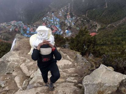 Sherpa nepalês no dia 18 de abril em Namche Bazar (Everest)