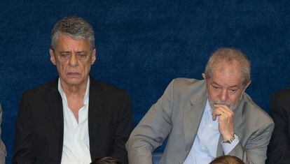 Chico Buarque, já sem óculos, e Lula, no depoimento de Rousseff.