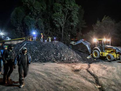 Mineiros e socorristas após a explosão de uma mina ilegal em Cundinamarca.