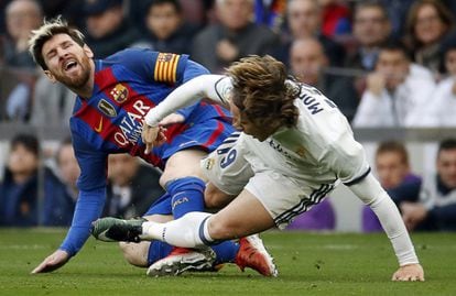 Messi e Modric, no clássico disputado no Camp Nou, em dezembro.
