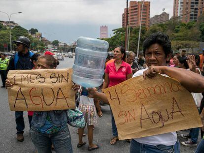 Moradores protestam em Caracas contra a escassez de água.