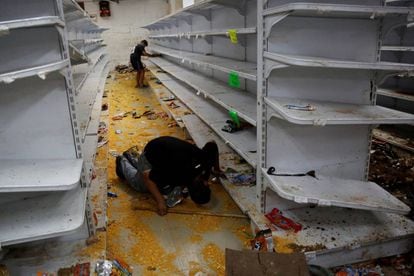 Mercado saqueado em Caracas, na sexta.