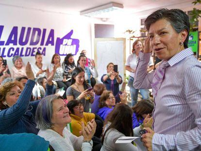 O comitê de campanha de Claudia López, nova prefeita de Bogotá, celebra os resultados.