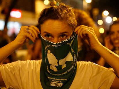 Ativistas vão às ruas do centro do Rio de Janeiro em marcha pela legalização do aborto na América Latina.