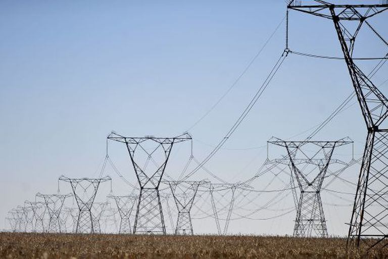 Linhas de transmissão de energia.