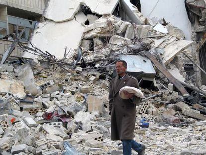 Um homem atravessa uma das zonas bombardeadas.