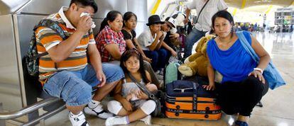 Imigrantes latino-americanos no Terminal 4 do aeroporto Adolfo Suárez-Barajas, antes de partir para seu país de origem.
