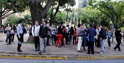 Pessoas após deixarem prédio em Caracas depois do tremor.