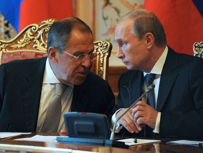 Putin, presidente russo, com Lavrov, ministro de Relações Exteriores, na quinta-feira no Tadjiquistão.
