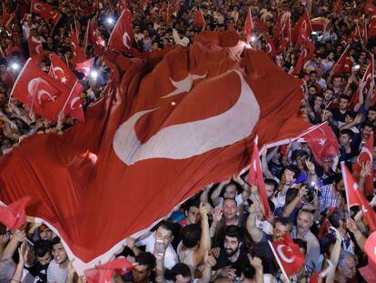 Manifestantes na pre&ccedil;a Taksim, em Istambul.