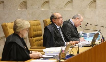 Ministro Gilmar Mendes entre os colegas Rosa Weber e Celso de Mello.