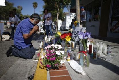 Um homem chora em frente ao sítio onde Christopher Martínez foi assassinado