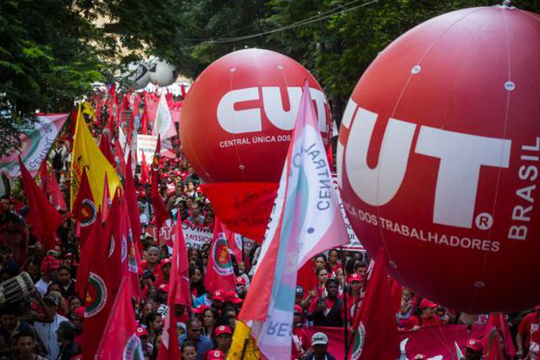 Manifestantes no ato da CUT, no centro de São Paulo.
