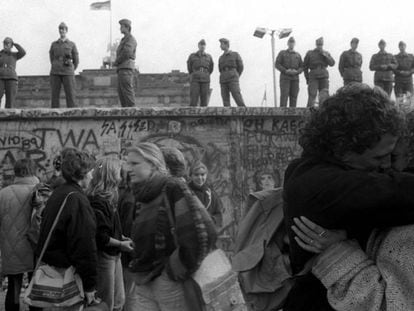 Celebração junto ao muro de Berlim em novembro de 1989.No vídeo, a noite que caiu o muro.