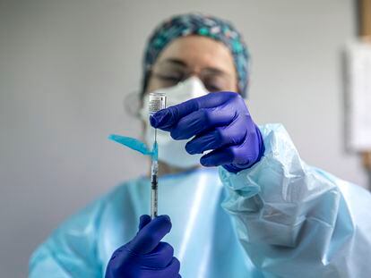 Enfermeira prepara uma dose da vacina em um posto de saúde de Valência (leste da Espanha), no final de janeiro.