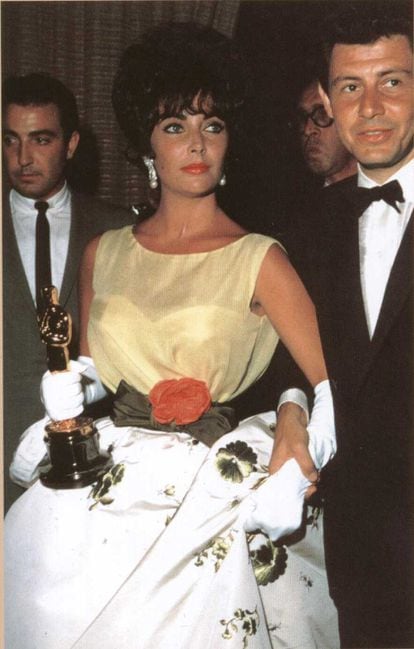 Christian Dior assinou o modelo que Elizabeth Taylor levou para receber o Oscar em 1961.