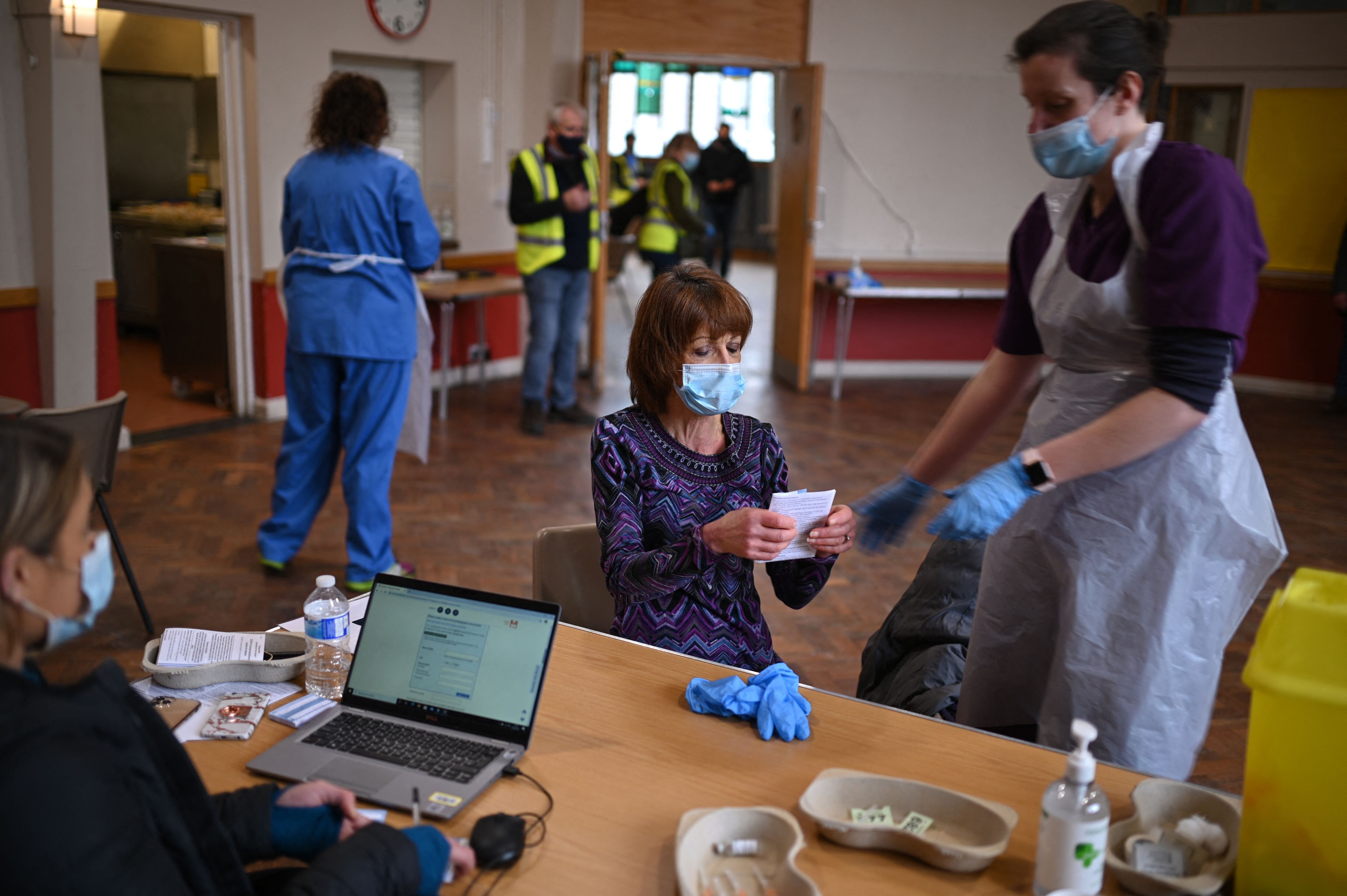 Mulher se prepara para sair de um centro de vacinação em Sheffield em 20 de fevereiro, após receber o imunizante da AstraZeneca.