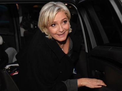 A presidente da Frente Nacional (FN), Marine Le Pen, chega a uma convenção, na terça-feira, em Paris.