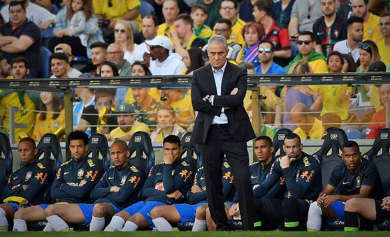 Tite observa o amistoso da seleção contra o Panamá.