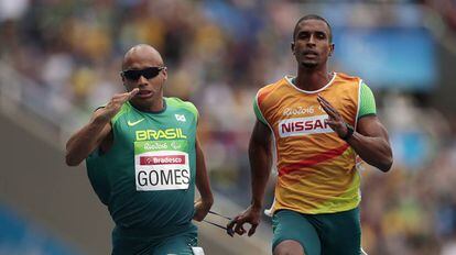 O velocista brasileiro fez ótimo tempo nos 100m T11 e ficou com a medalha de prata na modalidade.