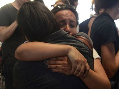 Sandra Cordero e Erika Pinheiro se abraçam em 2 de março no posto fronteiriço de Calexico, na Califórnia, após saberem que os 29 pais podem entrar nos Estados Unidos.