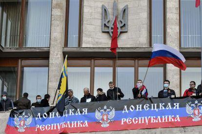 Ativistas pró-Rússia no prédio governamental em Donetsk.