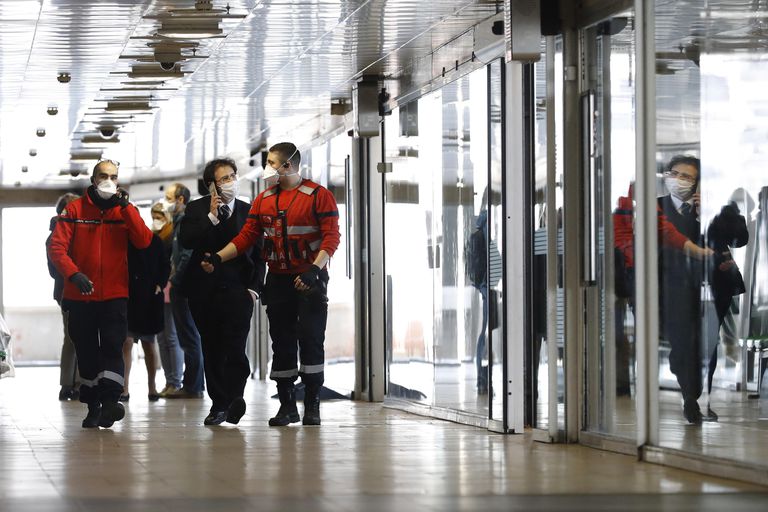 Lyon (France), 24/02/2020.- Authorities wearing face masks walk next to a bus from the Italian city of Milan that has been quarantined after the detection of a suspected case of the COVID-19 disease in Lyon, France, 24 February 2020. The number of confirmed infections caused by the SARS-CoV-2 coronavirus in Italy has jumped to over 200 cases, most of them concentrated in the northern regions of Lombardy and Veneto. At least five people have died so far from the disease in the Italian peninsula. (Francia, Italia) EFE/EPA/ALEX MARTIN