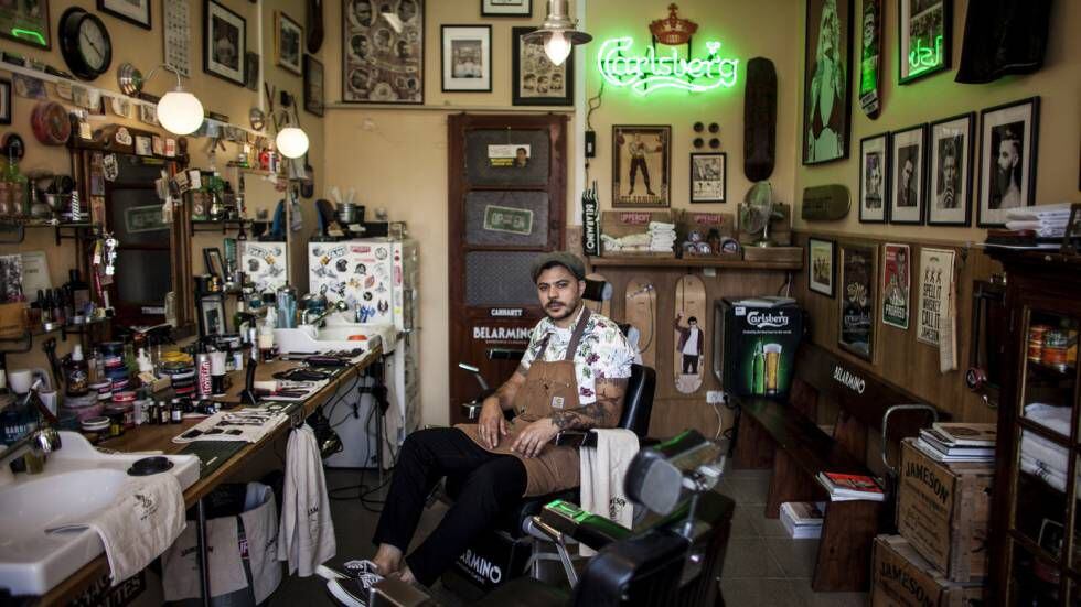 Miguel Leão é o dono da barbearia Belarmino, um lugar que combina o moderno e o tradicional de Lisboa.