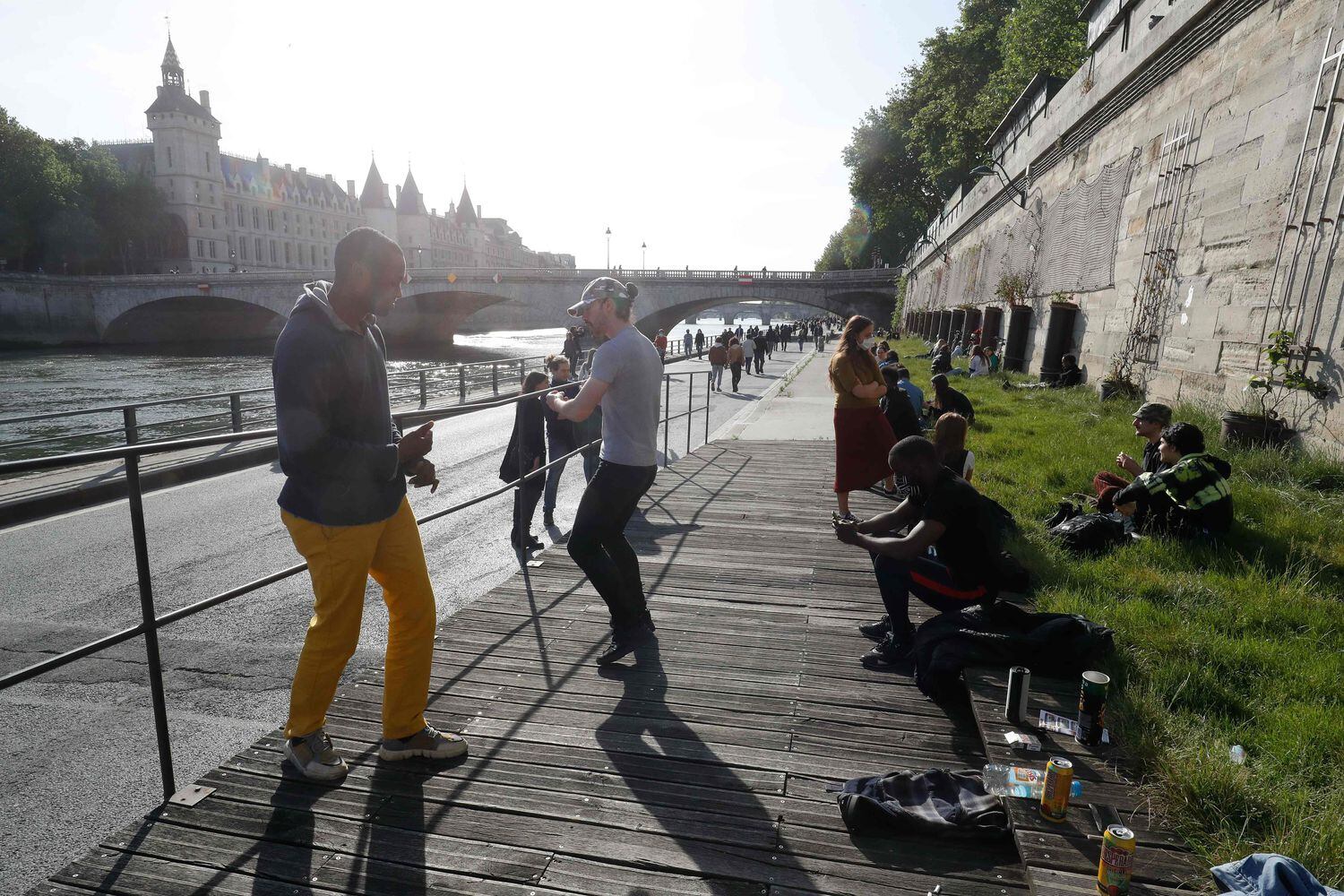 Pessoas reunidas às margens do rio Sena, em Paris, nesta segunda-feira, quando a França flexibilizou o confinamento após 55 dias.