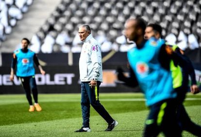 O técnico Tite comanda o treino da seleção brasileira de futebol em Berlim, nesta segunda-feira, 26 de março. 