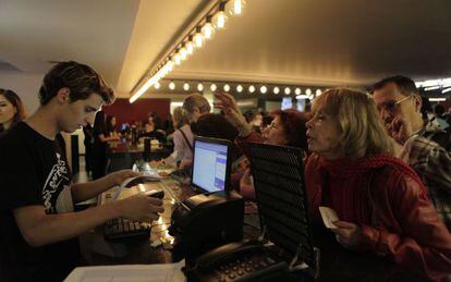 Público compra ingressos no dia da reabertura do Belas Artes, em julho de 2014.