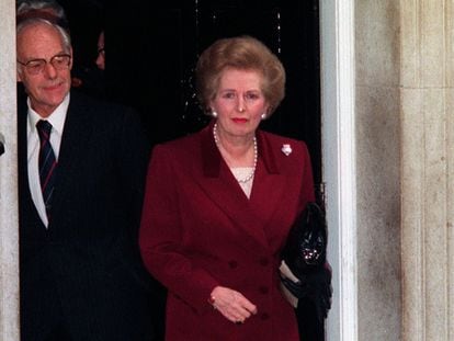 Margaret Thatcher abandona o número 10 de Downing Street, Londres, acompanhada por seu marido em 28 de novembro de 1990.