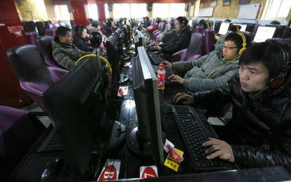 Um grupo de internautas navega pela rede em um café de Pequim.