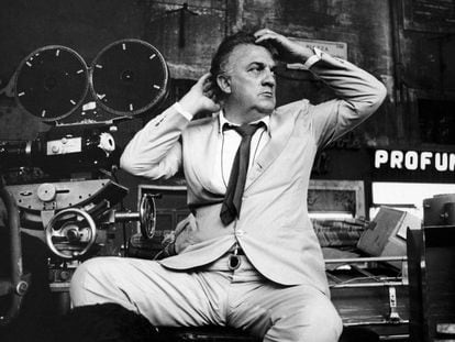 Federico Fellini, nos anos 1970, nos estudios da Cinecittà.