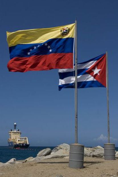 As bandeiras de Cuba e Venezuela no balneário venezuelano de Camurí Chico em 2011.