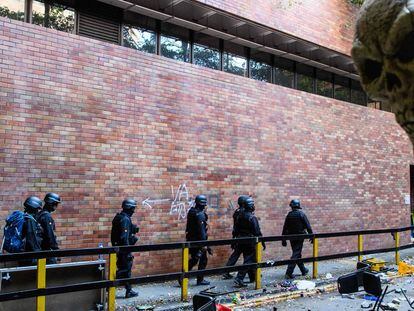 O pessoal do Escritório de Eliminação de Artefatos Explosivos da Policial de Hong Kong (EOD) busca explosivos e produtos químicos na Universidade Politécnica de Hong Kong, o 28 de novembro.