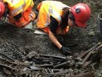 Dos arqueólogos desentierran una fosa común con víctimas de la peste en Londres.