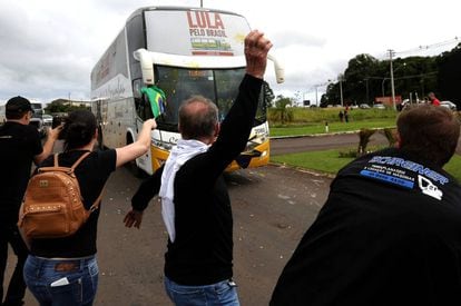Protestos contra a caravana de Lula no sul do Brasil.