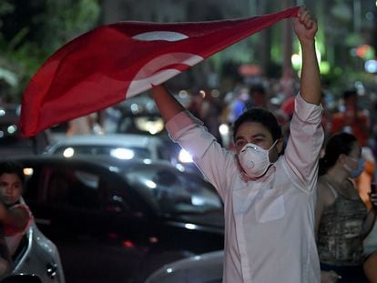 Os tunisianos saem às ruas para comemorar o anúncio do presidente Kaïs Saied de dissolver o Parlamento e demitir o primeiro-ministro Hichem Mechichi. Em vídeo, protestos em Túnis contra o Governo.
