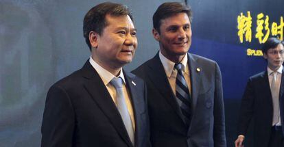 Javier Zanetti, vice-presidente da Inter (à direita), e Zhang Jindong, presidente do Grupo Suning.
