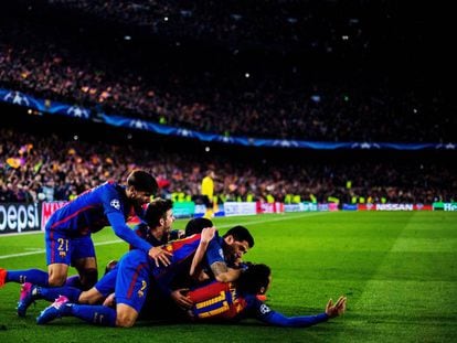 Jogadores do Barcelona comemoram o sexto gol do time.
