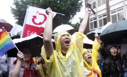 Ativistas comemoram a aprovação do casamento gay em Taipei.