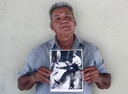 Juan Alecrim, que hoje tem 67 anos, com a foto de Boris Yaro